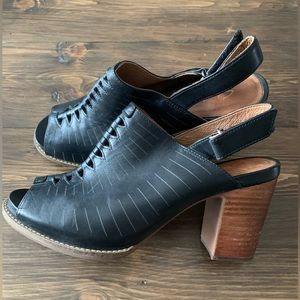 CLARKS ARTISAN BRIATTA KEY BLACK LEATHER BLOCK HEEL SANDAL